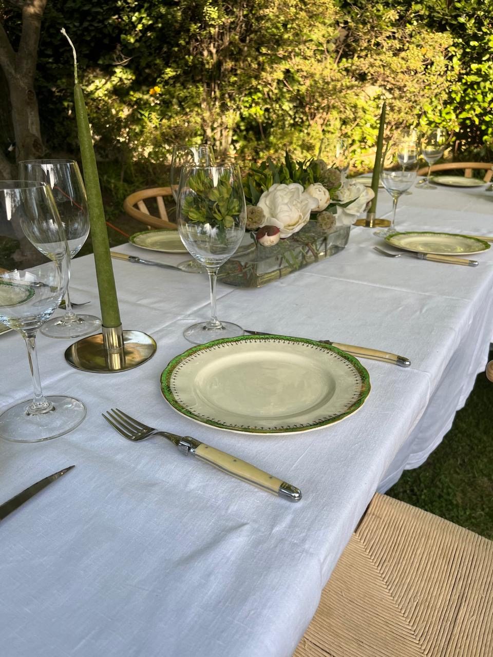 mantel de lino al sol en una mesa de jardín