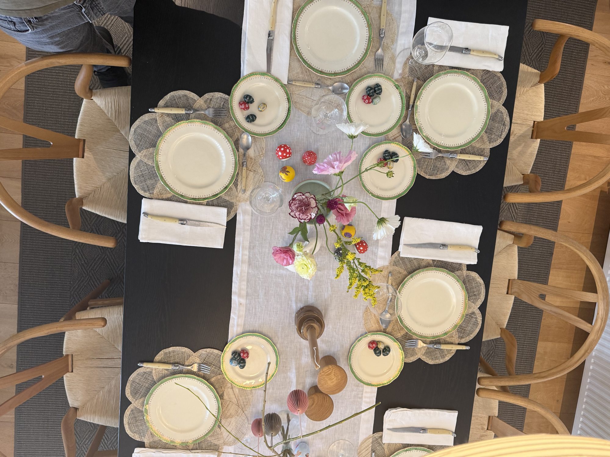 mesa para seis en cenital, con lino y flores sueltas