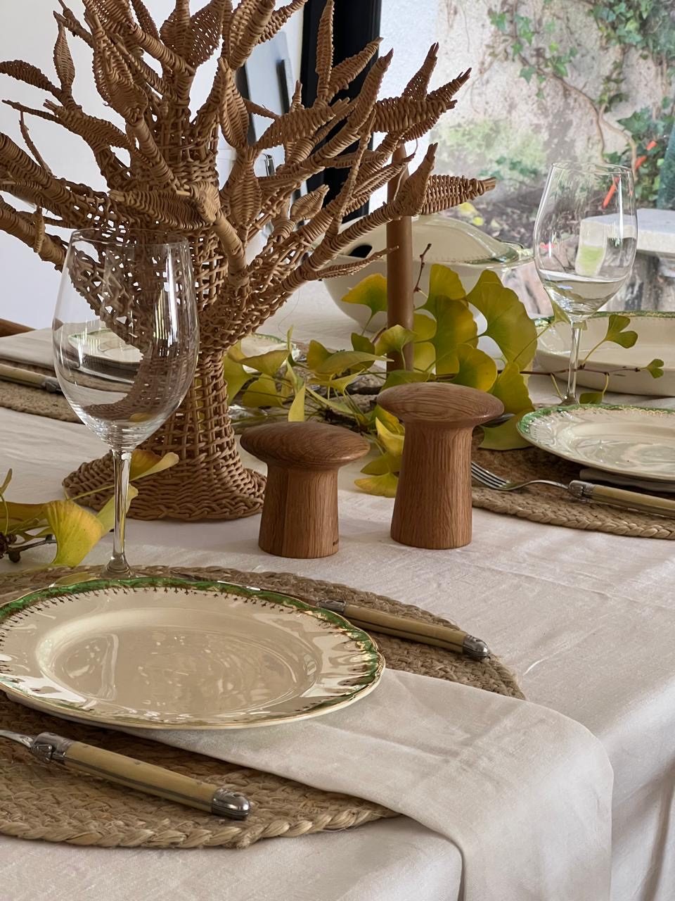 servilleta de lino doblada bajo el plato
